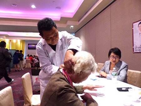元钟哲中医师在新唐人健康展上为民众义诊治疗。