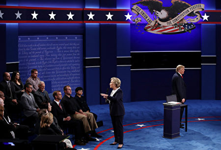 10月9日美國總統大選第二場辯論，袁金雲（觀眾席前排右一）近距離見證了川普和希拉里的的辯論。（AFP）