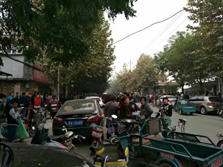 10月21日，山东济南市历城区郭店中学内发生男子持刀砍人，劫持人质事件。（村民提供）