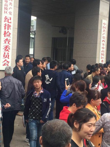 陝西西安市高陵區民眾抗議建垃圾焚燒廠事件持續發酵，10月15日，上萬民眾走上街頭，警方開始大肆抓人。(網絡圖片)