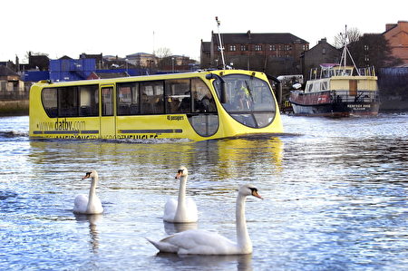 荷兰鹿特丹水陆两用巴士。(Andy Buchanan/AFP/Getty Images)