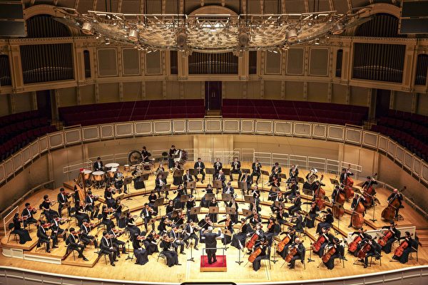神韵交响乐团结合东西方乐器，创造出独特美妙的音乐。神韵交响乐团10月29日在芝加哥交响中心上演一场精彩的音乐会。（艾文/大纪元）