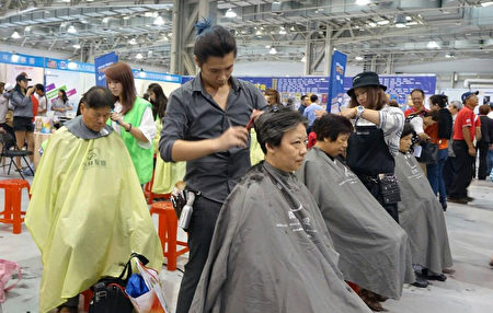 小林髮廊及王俐人髮型美容在現場提供求職者義剪。（扶輪社提供）