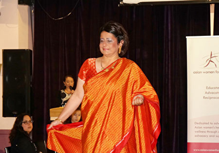 Preeti Mehta展示印度華服。（貝拉/大紀元）