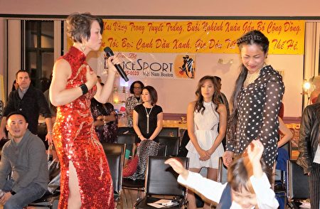 Amy Li帶領全場來賓跟隨動感節奏舞動，體驗音樂舞蹈運動療法Dance4Healing。（貝拉/大紀元）