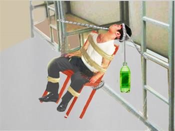 中共监狱酷刑示意图：“吊瓶”(明慧网）