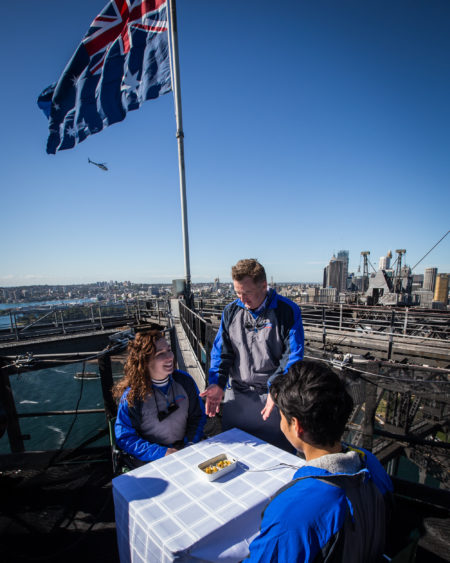  10月12日，頂級廚師Luke Mangan在大橋頂端用美味招牌菜招待客人。（悉尼大橋公司提供）