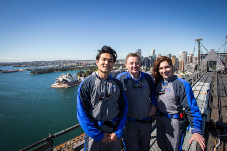 10月12日，頂級廚師Luke Mangan（中）在大橋頂端與Jin Zexin（左）和Samantha Strachan（右）。（悉尼大橋公司提供）