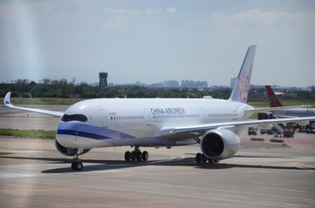 中華航空公司首架A350-900XWB客機（圖）1日中午降落 台灣桃園國際機場，未來將提供民眾飛往歐洲各城市便利、舒適、省時服務。（中央社）