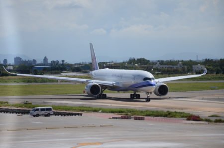 中華航空公司首架A350-900XWB客機1日中午降落台灣桃園國際機場，新機將提供民眾飛往歐洲各城市更便利、舒適、省時的服務。（中央社）