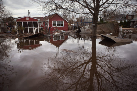 2012年桑迪飓风重创纽约，图为史坦顿岛淹水情形。(John Moore/Getty Images)