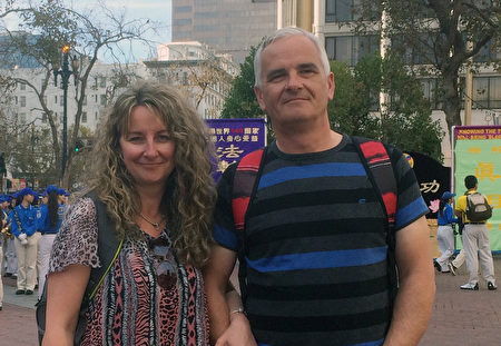 John manser 先生和Dorothy太太來到舊金山旅遊，碰到了法輪大法遊行的隊伍。他們長時間的好奇的觀看。（馬麗／大紀元）