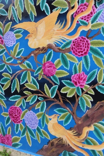 鄂王社區彩繪師顏三元製作的花鳥彩繪。（謝月琴／大紀元）