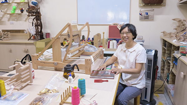 进驻1916文创工坊的耕恬手作工坊，有许多自制的手工织布机。（邓玫玲/大纪元）