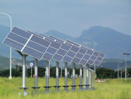 台南市柳營科技工業區追日型太陽光電涼亭。（台南市政府／提供）
