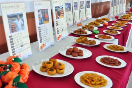 柿饼试吃，展示来自十几家农户的辛劳产出成果。（赖月贵／大纪元）