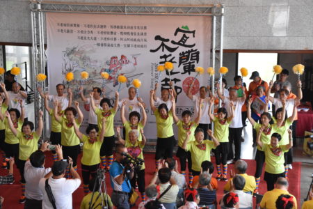 延平社区队演出“快乐的做田人”。（宜兰县政府提供）