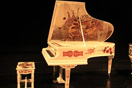 比利时画家索门为150年的贝克斯坦钢琴彩绘(带有歌仔戏元素)。（谢月琴／大纪元）