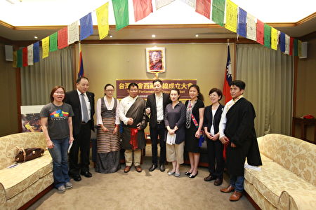 立法院7日举办“台湾国会西藏连线”成立大会，由时代力量立委林昶佐（中）担任会长。（时代力量／提供）