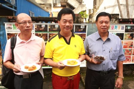 城西社区理事长高政文（左）、县议员蔡文益（中）及代表展示的凤梨豆腐乳。（曾汉东／大纪元）