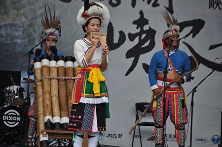 旮亘乐团演出的乐器，除了各类竹木制击乐器之外，可以看到阿美族传统的管弦乐器，如排笛。（詹亦菱／大纪元）
