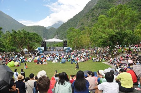 花莲太鲁阁峡谷音乐节29日在太鲁阁国家公园举办，吸引上千名民众到场欣赏。（詹亦菱／大纪元）