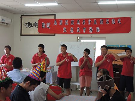 仲埔教養院24日舉行慶生會暨台灣高鐵贈票儀式，院生們高唱「感恩的心」等歌曲，表達對於高鐵公司的感謝。（台灣高鐵公司提供）