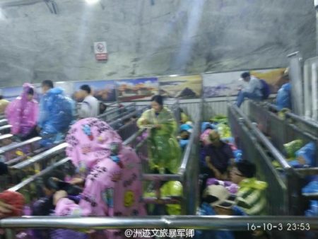 10月3日晚，陕西渭南市华阴市城南的华山名胜风景区因索道出现故障，导致数千名游客被困。（网络图片）
