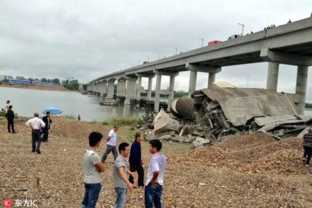 江西省吉安市泰和縣的泰和大橋舊橋9月11日發生坍塌，事故現場有車輛被壓，截至目前，已有5名受傷人員送往醫院搶救，初步確定3人失聯。（網絡圖片）
