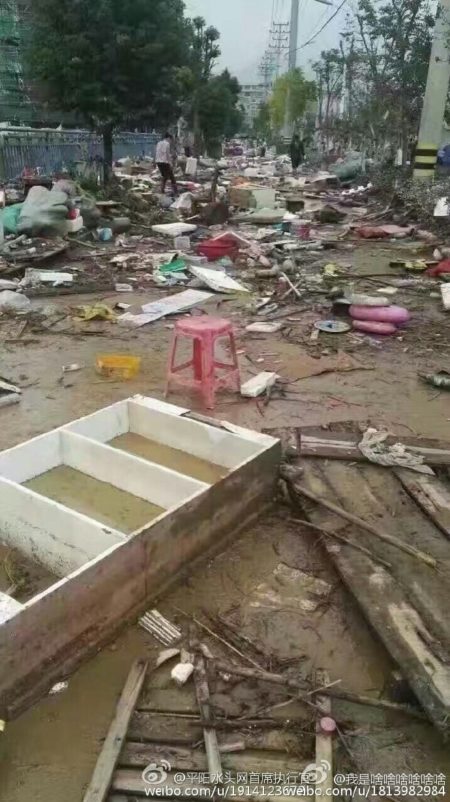 浙江平陽縣水頭鎮在「鯰魚」颱風期間，全鎮被水淹兩天兩夜，街道滿目瘡痍。（網絡圖片）