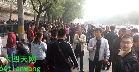 中共六中全会将于10月24日召开，成千上万访民年年此时进京上访，各地截访人员进京“维稳”。（六四天网）