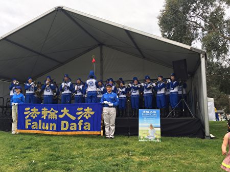 2016年10月16日，天国乐队应邀参加墨尔本白马市举办的“春之节”嘉年华活动。（李欣然/大纪元）
