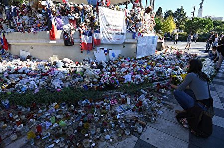 10月15日，尼斯民眾在恐襲事發地——英國人步道上擺滿了鮮花和臘燭悼念遇害者。 (ANNE-CHRISTINE POUJOULAT/AFP/Getty Images)