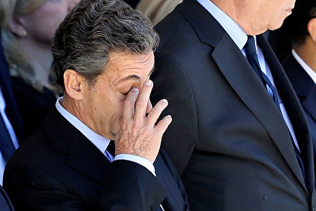 法國前總統薩科奇在出席悼念儀式上落淚。 ( VALERY HACHE/AFP/Getty Images)