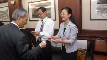 侨委会吴新兴委员长与〈2016海外华文媒体人士回国参访团〉团员一一介绍认识。（倪尔森／新唐人）