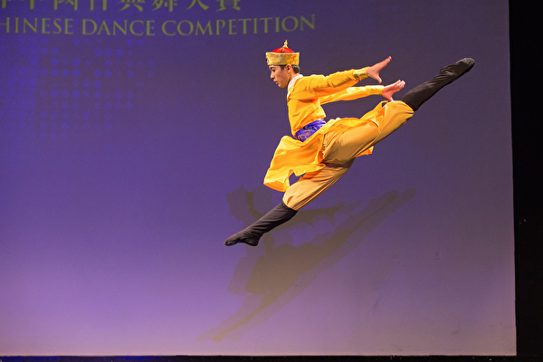2016年10月20日，新唐人第七屆「全世界中國古典舞大賽」複賽，圖為少年男子組參賽選手陳柏維表演舞蹈《少年天子》。（戴兵／大紀元）