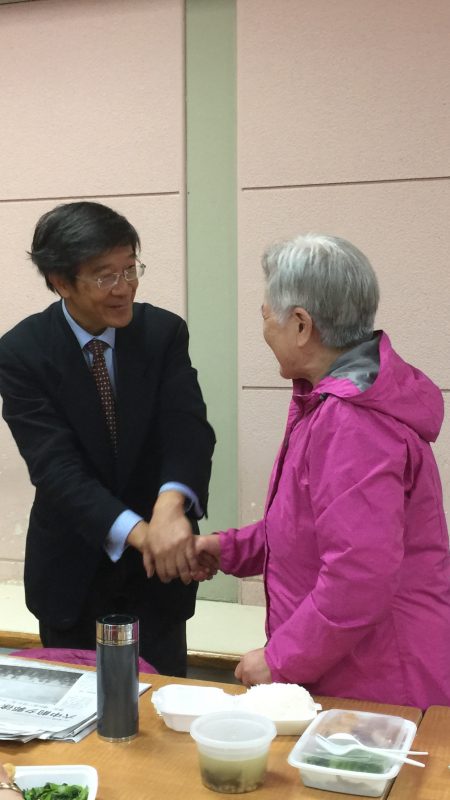 国会众议员第6选区共和党候选人苗承业（左）到台湾会馆拜票。