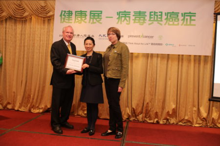 美国防癌基金会负责人Jan Bresh（右）和媒体集团副总裁马丽娟（中），也向州参议员颁发联合褒奖，感谢他们关心华人健康。（图|张学慧 大纪元） 