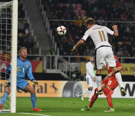 因莫比莱第92分打入绝杀进球，助意大利队3-2逆转马其顿。(Claudio Villa/Getty Images) 