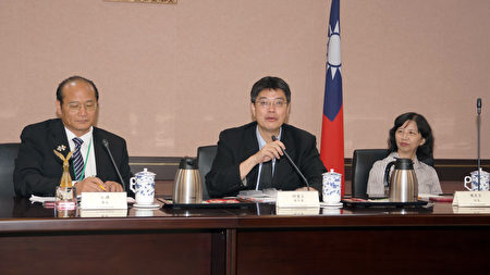 10月12日上午，参访团拜会中华民国陆委会，副主委邱垂正就台湾新政府的两岸政策向海外华文媒体说明，并回答提问。（倪尔森／新唐人）