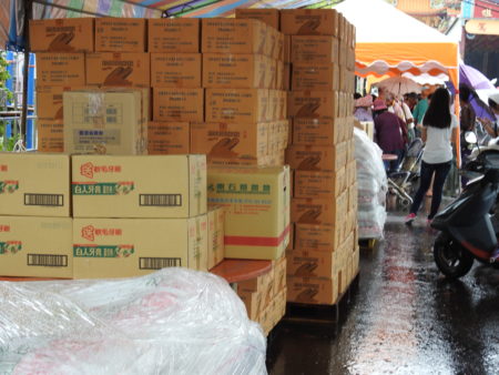 台灣臥龍愛心會冬令慈善活動現場，堆放大批準備發放的物資。（蔡上海／大紀元）