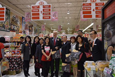 圖：國華超市舉辦台灣美食展開幕式，政要官員與僑社領袖們到現場剪綵，宣布本次食品展擴增OTOP產品展區，推廣台灣優質特產。 （邱晨/大紀元） 