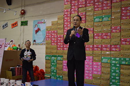圖：駐溫經文處副處長劉漢清親臨台灣美食展表示支持並發言。 （邱晨/大紀元） 