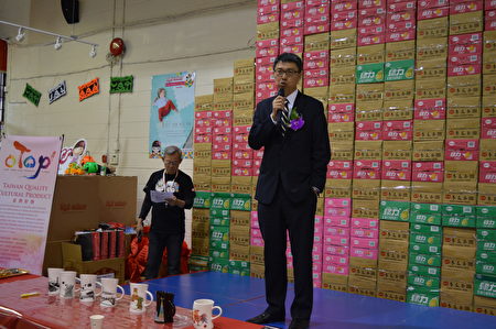 圖：駐加經濟部組長章遠智親臨台灣美食展表示支持並發言。 （邱晨/大紀元） 