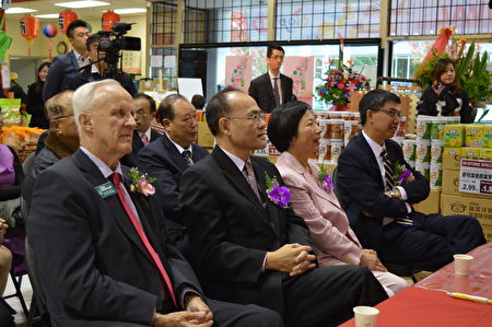 圖：國華超市舉辦台灣美食展開幕式，政要官員與僑社領袖們到現場支持。（邱晨/大紀元）