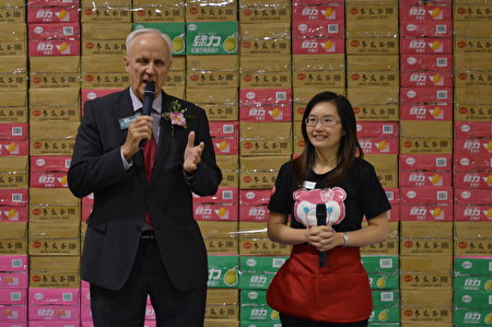 圖：本拿比市議員麥當洛與康安禮（右），親臨台灣美食展表示支持並發言。 （邱晨/大紀元） 