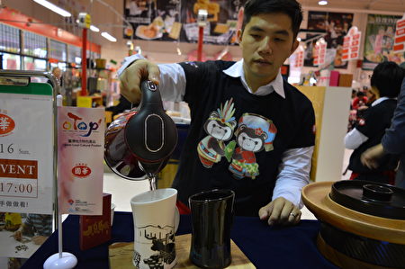 圖：台灣美食展現場的OTOP專區的變色杯。（邱晨/大紀元）