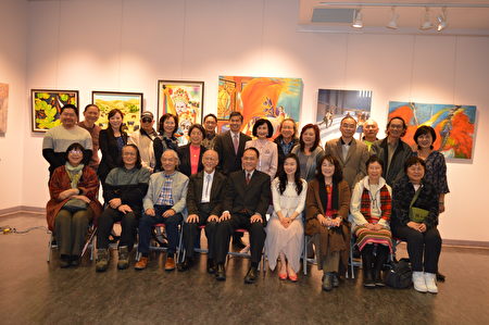 圖：加西台灣藝術家協會「美的驚豔」聯展，現場嘉賓與26名藝術家合影。（邱晨/大紀元）