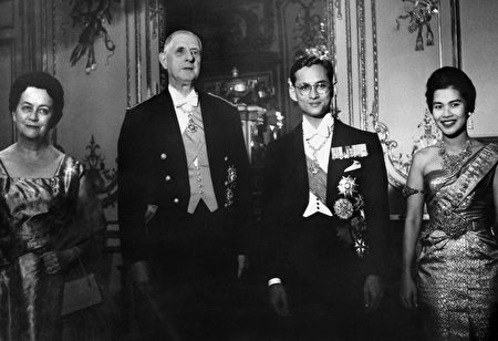 1960年10月12日，法國總統戴高樂夫婦、與普密蓬和王后詩麗吉在巴黎愛麗舍宮。 (STF/AFP/Getty Images)