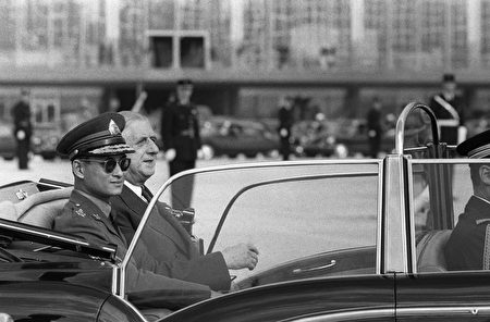 1960年10月11日，法國總統戴高樂在巴黎南部Orly機場，用雪鐵龍敞篷車接泰國國王普密蓬。 (STF/AFP/Getty Images)